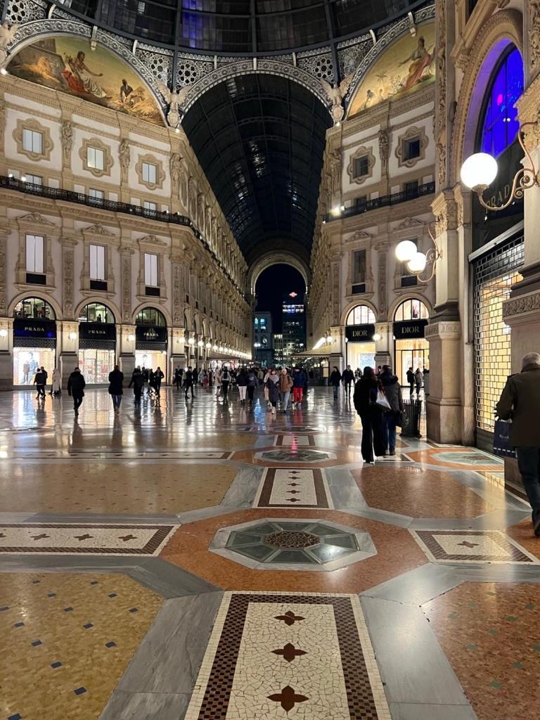 Brera Vicolo Fiori Apartment Milan Bagian luar foto